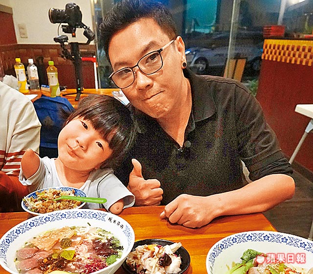 5歲單腳天使笑容催淚！四肢剩左腿「盼上學沒人說奇怪」 「與父相依為命」賣米線淚謝暖心客 