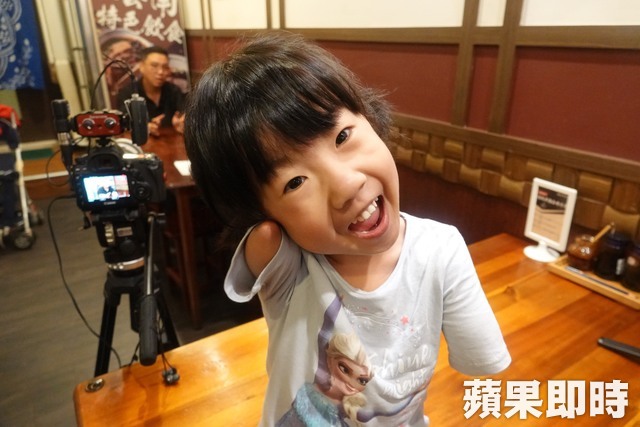 5歲單腳天使笑容催淚！四肢剩左腿「盼上學沒人說奇怪」 「與父相依為命」賣米線淚謝暖心客 