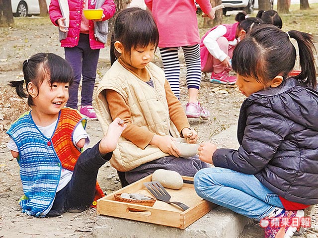 5歲單腳天使笑容催淚！四肢剩左腿「盼上學沒人說奇怪」 「與父相依為命」賣米線淚謝暖心客 