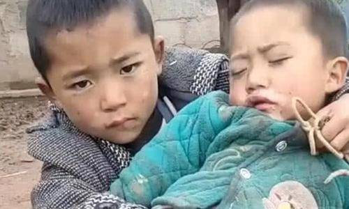 9歲男孩幾天不上學，老師去家裡發現，他已是一個孩子的「爸爸」