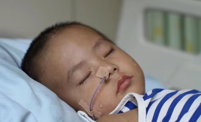 3歲孩子昏迷1個月不醒，母親準備放棄時，孩子眼角流下眼淚