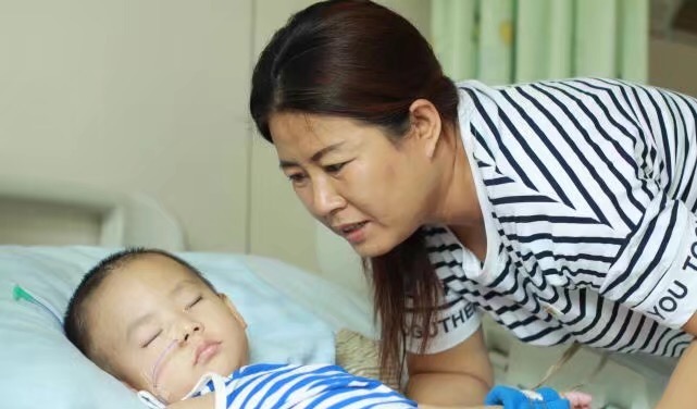 3歲孩子昏迷1個月不醒，母親準備放棄時，孩子眼角流下眼淚