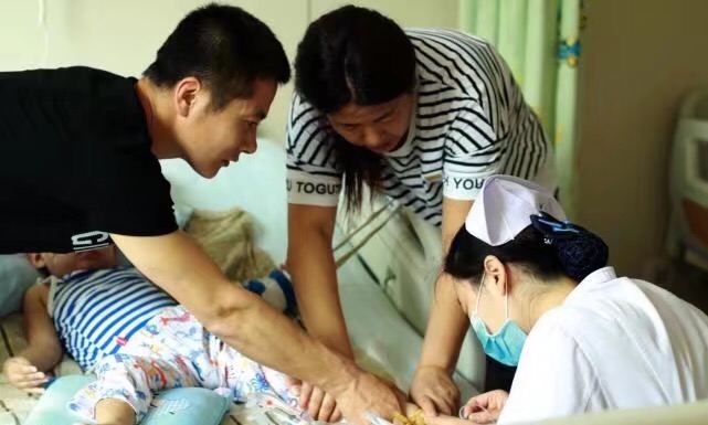 3歲孩子昏迷1個月不醒，母親準備放棄時，孩子眼角流下眼淚