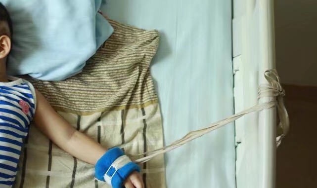 3歲孩子昏迷1個月不醒，母親準備放棄時，孩子眼角流下眼淚