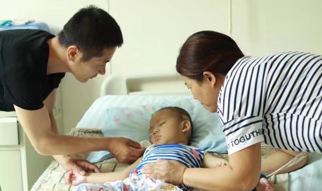 3歲孩子昏迷1個月不醒，母親準備放棄時，孩子眼角流下眼淚