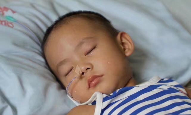3歲孩子昏迷1個月不醒，母親準備放棄時，孩子眼角流下眼淚