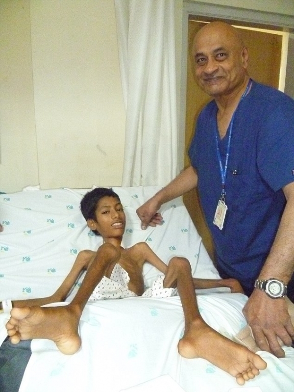 13歲男生患了罕見疾病頭部180度倒掛著，連家人都寧願要他安樂死，沒想到一個陌生女人走進了他的生命拯救了他！