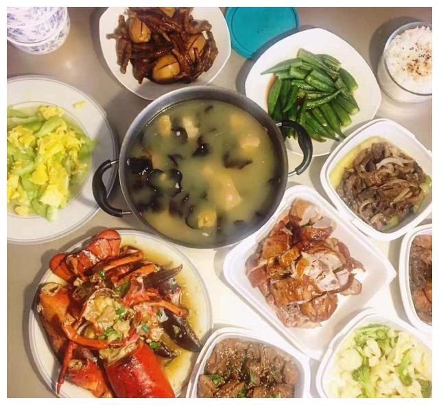 爸媽去世，我跟堂姐搶菜吃，奶奶一巴掌打掉我筷子，10年後我哭了