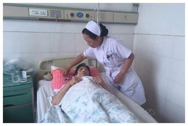 爸媽去世，我跟堂姐搶菜吃，奶奶一巴掌打掉我筷子，10年後我哭了