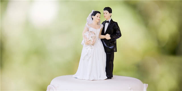 離婚十多年，前夫邀我參加女兒婚禮，看到准女婿後我愣住了