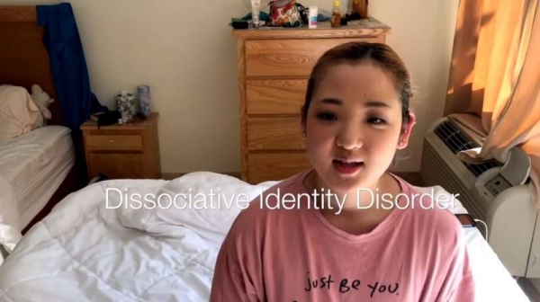 體內擁有「六種人格」的少女，錄影到一半突然轉換表情!下一秒整個人都變了，讓人看了驚呼不已!