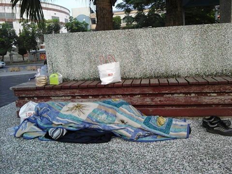 女人好心把所有零錢捐給流浪漢，隔天她才想起「零錢堆裡有…」立刻飛奔去把錢要回來！結果他…