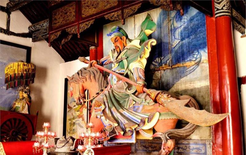 拜關公，千萬不能選「睜眼二爺」閉眼的關公才是鎮宅進財的保護神！