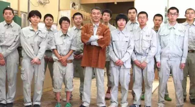 無論男女一律剃寸頭！禁止員工戀愛，玩手機！8年零假期！這家34人的小作坊，居然還年入11個億！ 