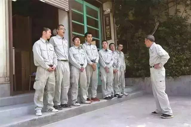 無論男女一律剃寸頭！禁止員工戀愛，玩手機！8年零假期！這家34人的小作坊，居然還年入11個億！ 