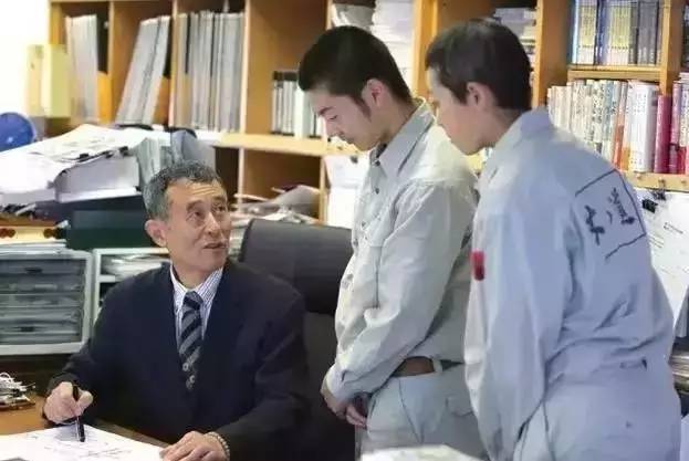 無論男女一律剃寸頭！禁止員工戀愛，玩手機！8年零假期！這家34人的小作坊，居然還年入11個億！ 