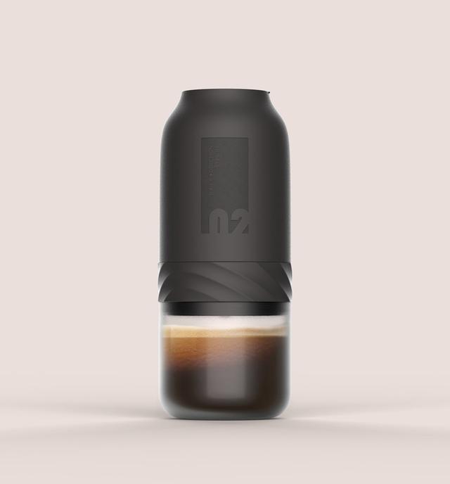 一款可攜式咖啡機，像是膠囊咖啡機的改造版本｜這個設計了不起