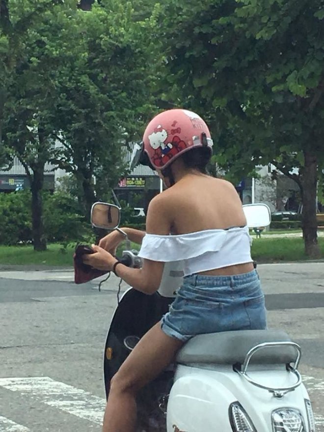 愛水不驚！女騎士穿這樣…大家都在看，狂呼：幫她抹防曬