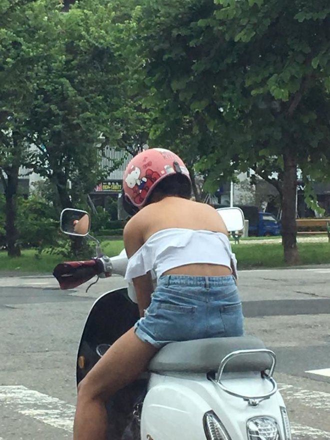 愛水不驚！女騎士穿這樣…大家都在看，狂呼：幫她抹防曬