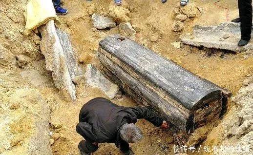 山里發洪水，衝出一口棺材，村民們打開一看，立馬報警 !