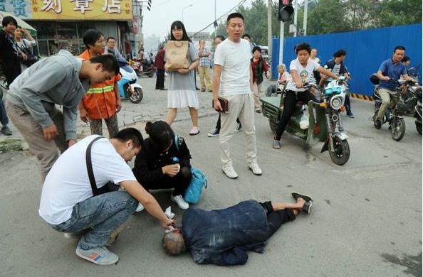 老人不慎摔倒，女孩趕忙上前，閨蜜卻扭頭離開，事後閨蜜加薪升職變成她上司