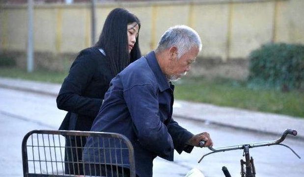 老人不慎摔倒，女孩趕忙上前，閨蜜卻扭頭離開，事後閨蜜加薪升職變成她上司