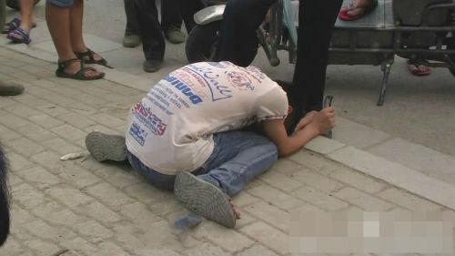 老公捉住小偷因心軟放走，20年後受傷沒錢醫，小偷送來200萬救命錢