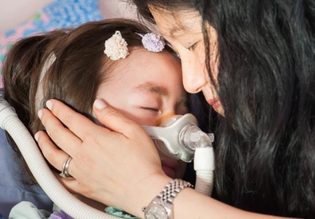 媽媽答應讓女兒接受安樂死…她完全閉上眼的瞬間，媽媽淚崩直說：她去了不痛的地方… 