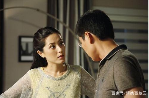弟弟結婚我隨禮三千，晚上看到弟媳發的朋友圈，我打老公一巴掌！