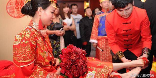 懷孕生下雙胞胎女兒，被逼離婚，十年後再遇前夫，我愣了