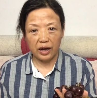前夫打電話給大媽，邀請參加自己婚禮，化完妝後所有人都不淡定了！