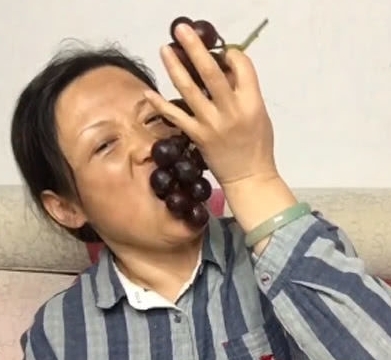前夫打電話給大媽，邀請參加自己婚禮，化完妝後所有人都不淡定了！