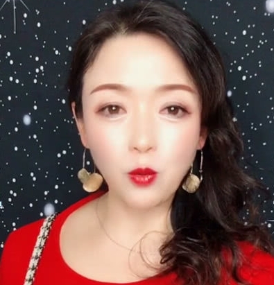 前夫打電話給大媽，邀請參加自己婚禮，化完妝後所有人都不淡定了！