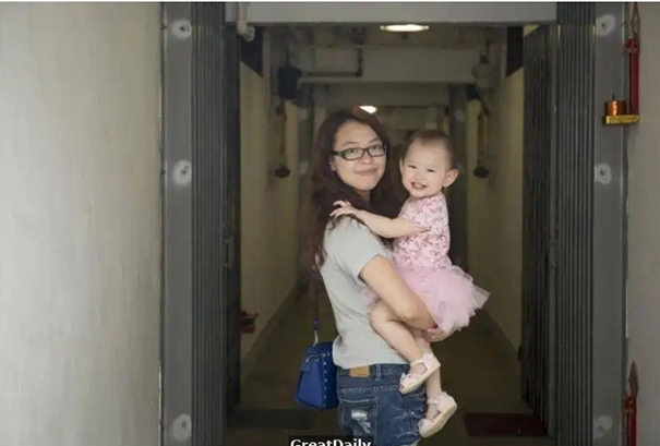 她才二十歲卻是一個單親媽媽，帶女兒靠月入4000生活，卻一點也不後悔 !