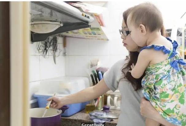 她才二十歲卻是一個單親媽媽，帶女兒靠月入4000生活，卻一點也不後悔 !