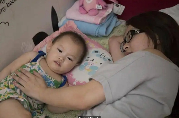 她才二十歲卻是一個單親媽媽，帶女兒靠月入4000生活，卻一點也不後悔 !