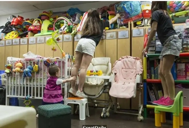 她才二十歲卻是一個單親媽媽，帶女兒靠月入4000生活，卻一點也不後悔 !