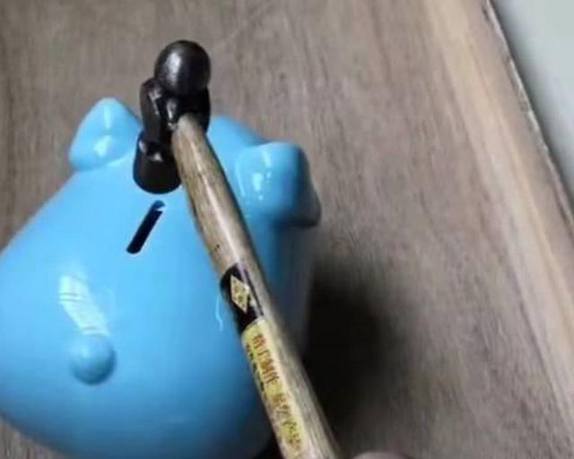 兒子考了全班第一，媽媽砸開存錢罐給獎勵，一錘子下去不淡定了