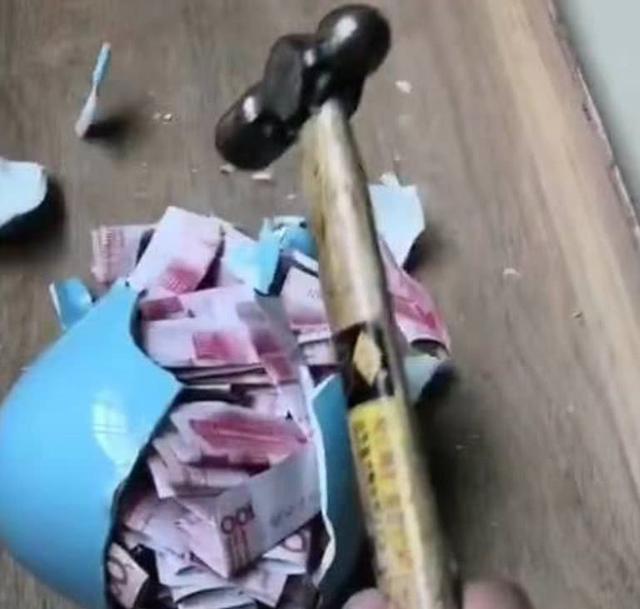 兒子考了全班第一，媽媽砸開存錢罐給獎勵，一錘子下去不淡定了