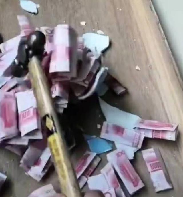 兒子考了全班第一，媽媽砸開存錢罐給獎勵，一錘子下去不淡定了