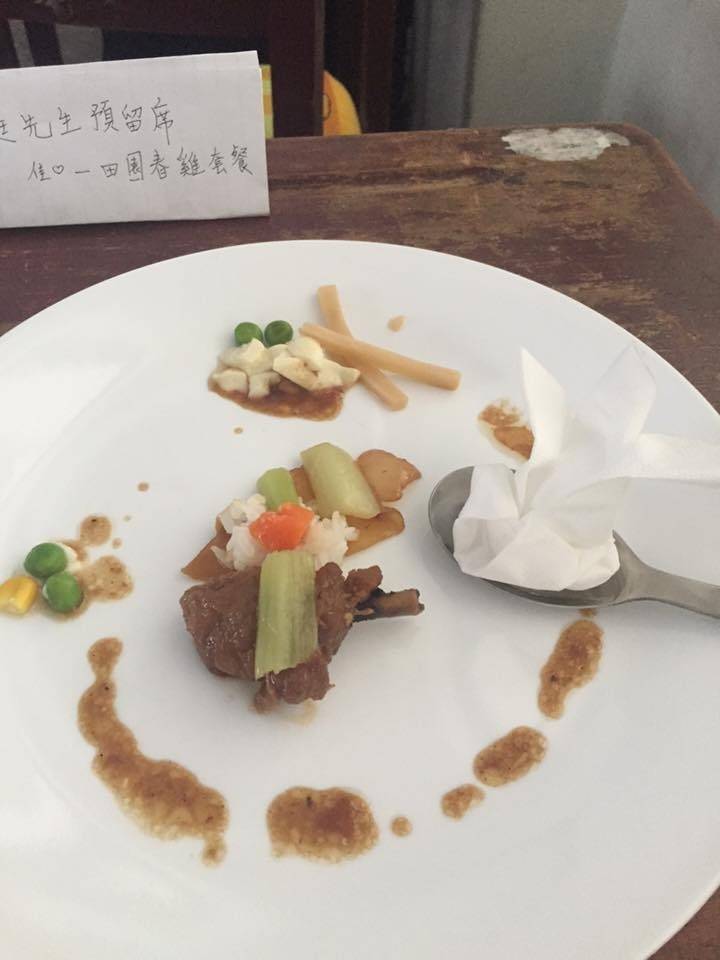 請同學幫忙裝營養午餐 回到座位驚見「超狂神擺盤」哪裡來的法式料理啊？