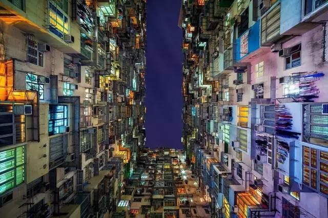 實拍香港「棺材房」，24戶共用一個馬桶！