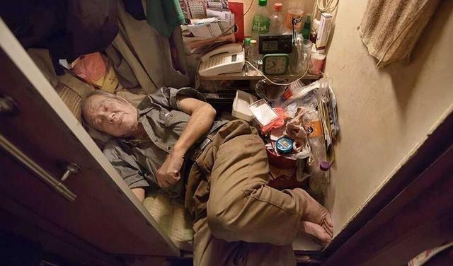 實拍香港「棺材房」，24戶共用一個馬桶！
