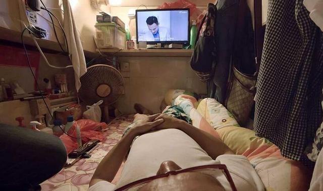 實拍香港「棺材房」，24戶共用一個馬桶！