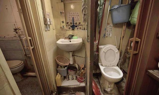 實拍香港「棺材房」，24戶共用一個馬桶！