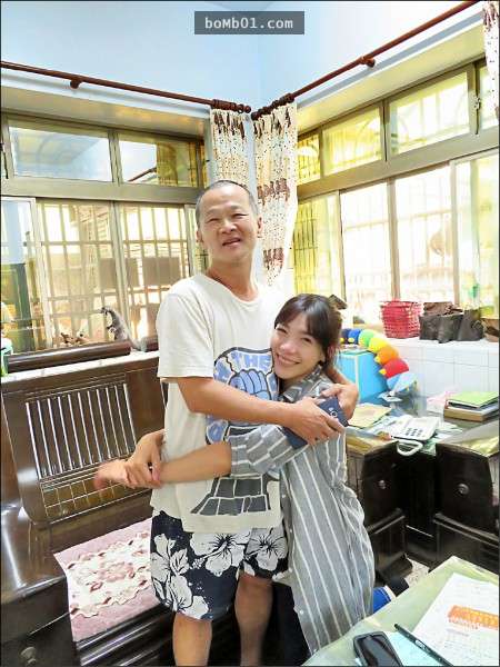 分隔20年…寄養童「回家」見到養父母還留著她照片，爆哭下跪叩謝「沒有你們就沒現在的我」！