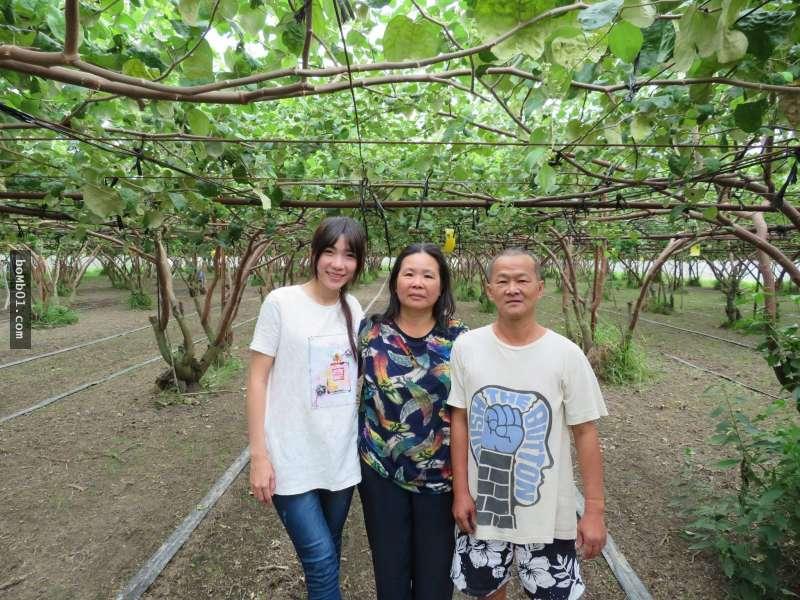 分隔20年…寄養童「回家」見到養父母還留著她照片，爆哭下跪叩謝「沒有你們就沒現在的我」！