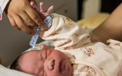 產婦順利生下寶寶，產房外等候的只有五歲女兒,護士看到孩子手心感動落淚