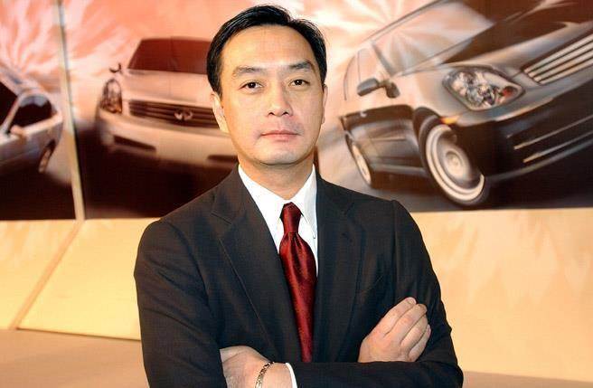 嚴凱泰低調悄悄下葬，入土為安「長眠於父母身旁」孝心感人，眾人不舍雨中送行，難忍悲痛