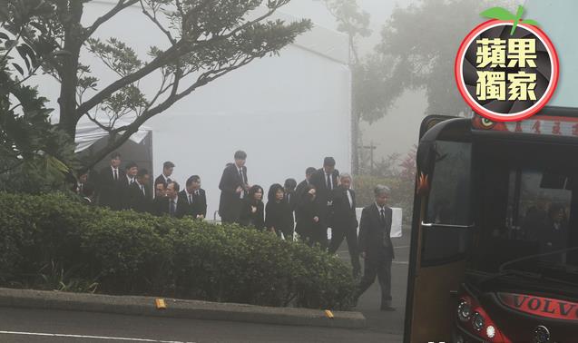嚴凱泰低調悄悄下葬，入土為安「長眠於父母身旁」孝心感人，眾人不舍雨中送行，難忍悲痛